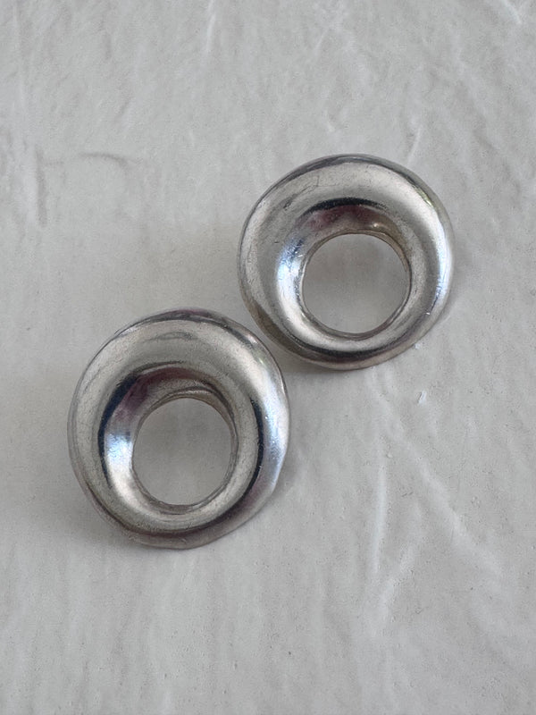 Estate vintage Naldo signed sterling silver modernist donut circle stud earrings showing designer signature and 925 hallmarks