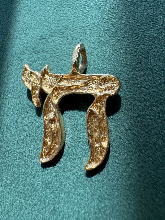 Vintage 14K Gold Chai Pendant Bold Textured Wood Grain Finish Estate Jewelry Life Never Looked This Rugged