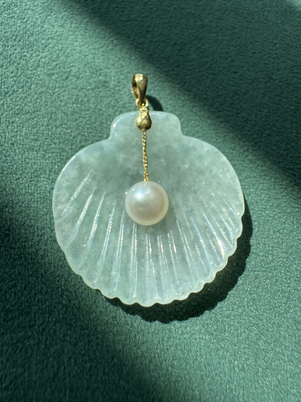 Vintage 14K Gold Carved Jade Scallop Shell Pendant Pearl Drop Hong Kong Mermaid Life