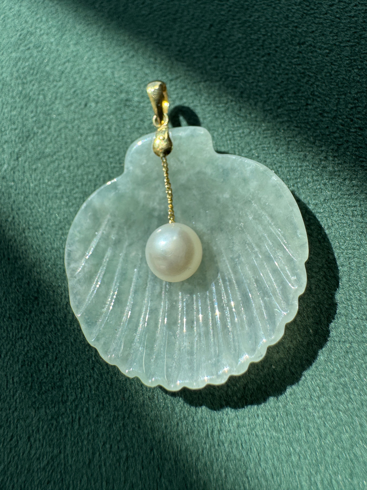 Vintage 14K Gold Carved Jade Scallop Shell Pendant Pearl Drop Hong Kong Mermaid Life