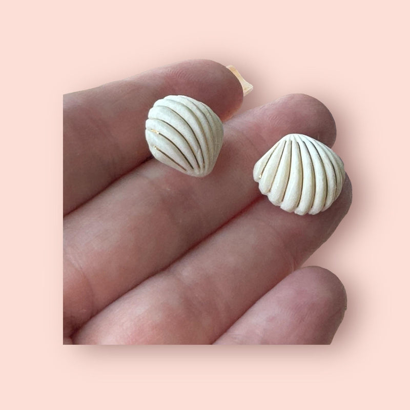 Vintage 14k Gold Carved Seashell Earrings