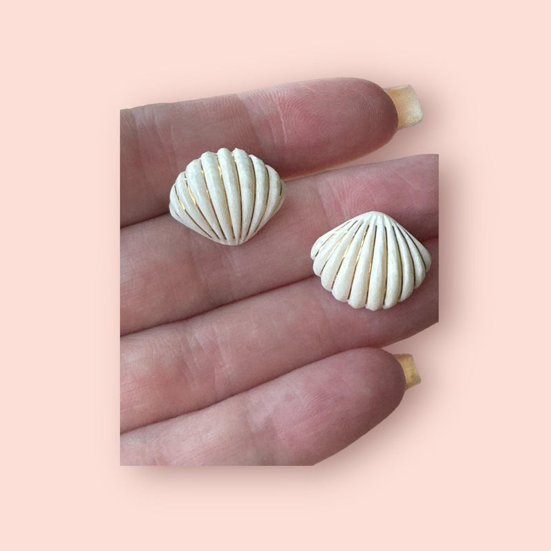 Vintage 14k Gold Carved Seashell Earrings