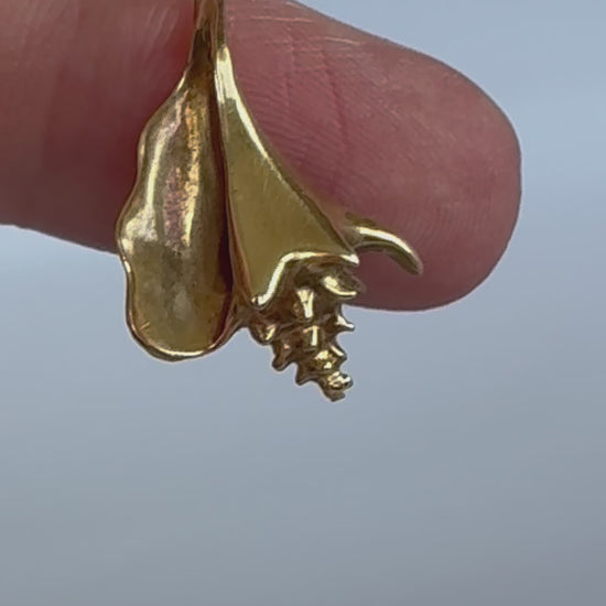 Vintage 14k gold three-dimensional conch shell pendant with realistic spiral detailing, 3.19 grams estate jewelry