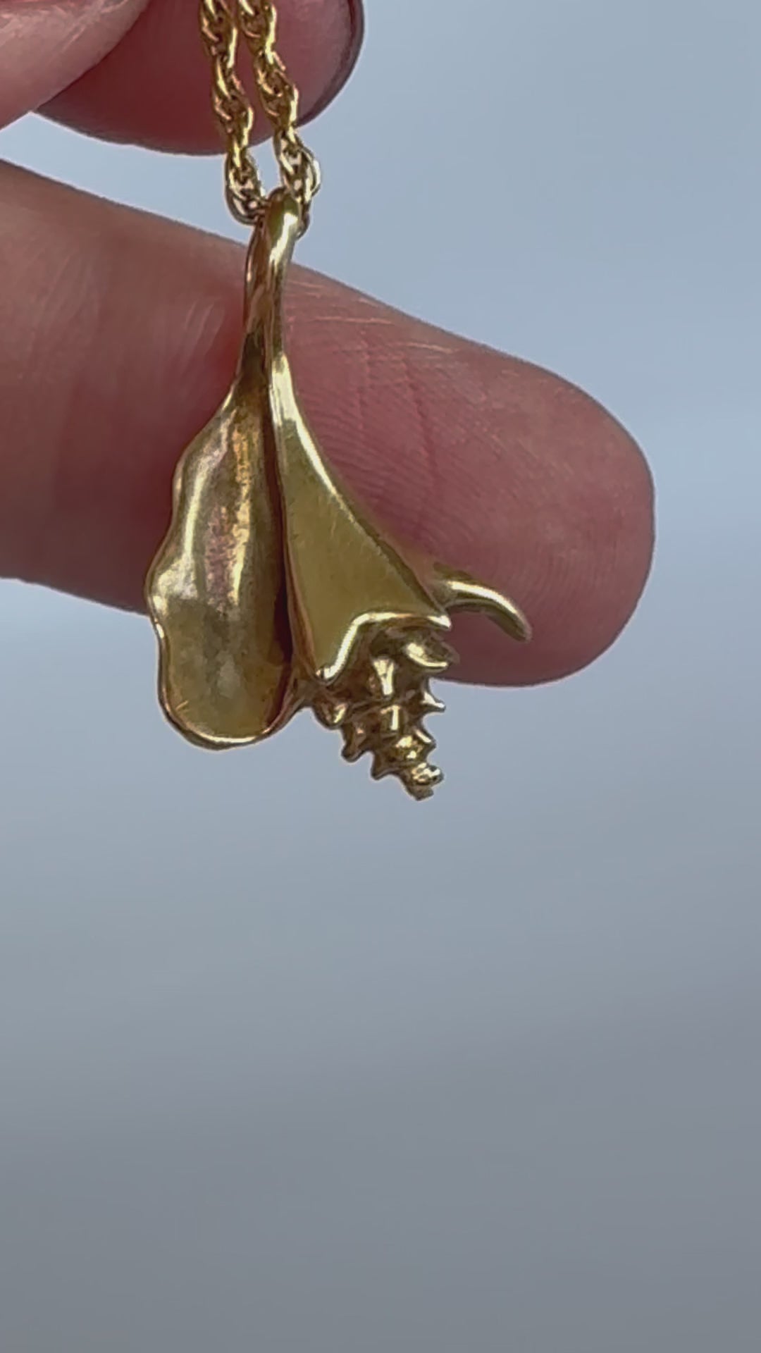 Vintage 14k gold three-dimensional conch shell pendant with realistic spiral detailing, 3.19 grams estate jewelry