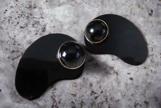 Mid Century Modern Onyx Black Glass and 14k Yellow Gold Amoeba earrings